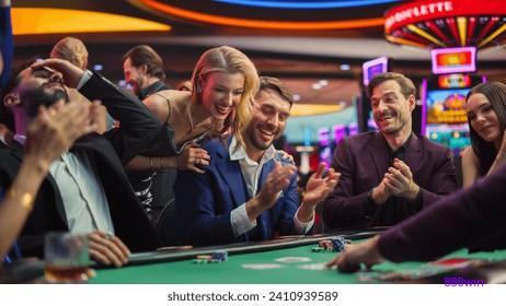 Jogadores celebrando vitória no cassino